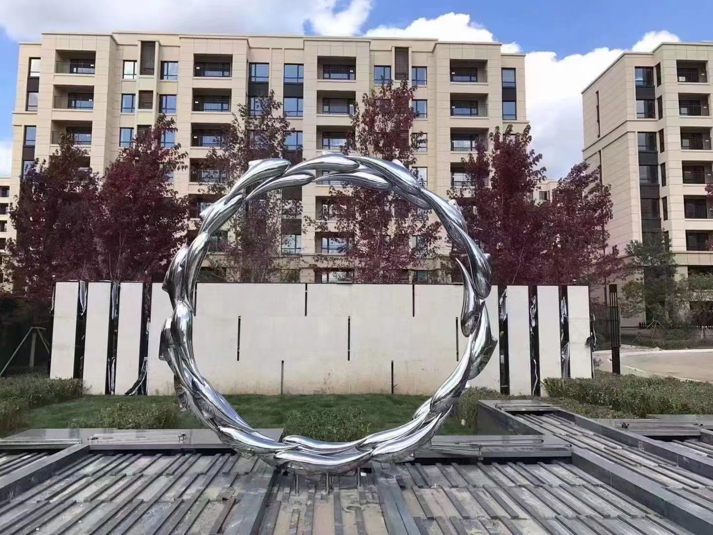 Fish Circle: An Abstract Sculpture of Fluid Harmony