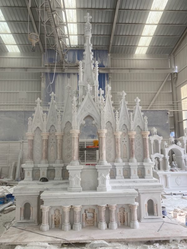 Gothic Altar: A Masterful Architectural Sculpture