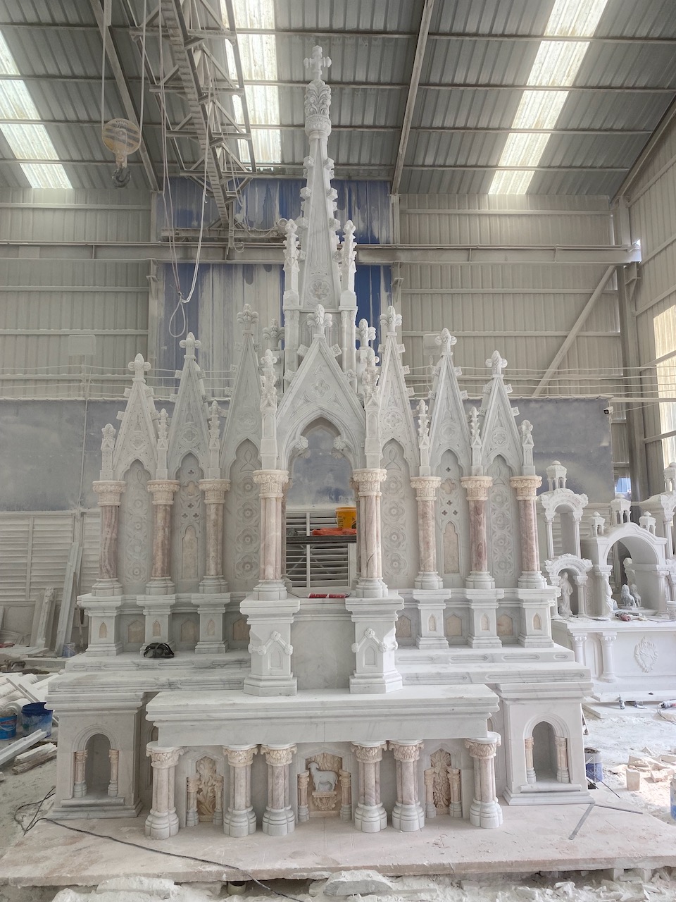 Gothic Altar: A Masterful Architectural Sculpture