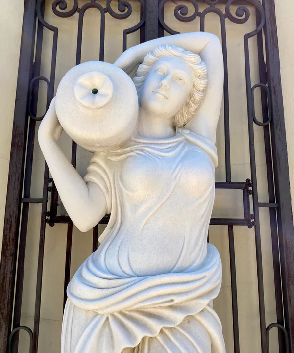 Elegance in Motion: Unnamed Fountains Sculpture