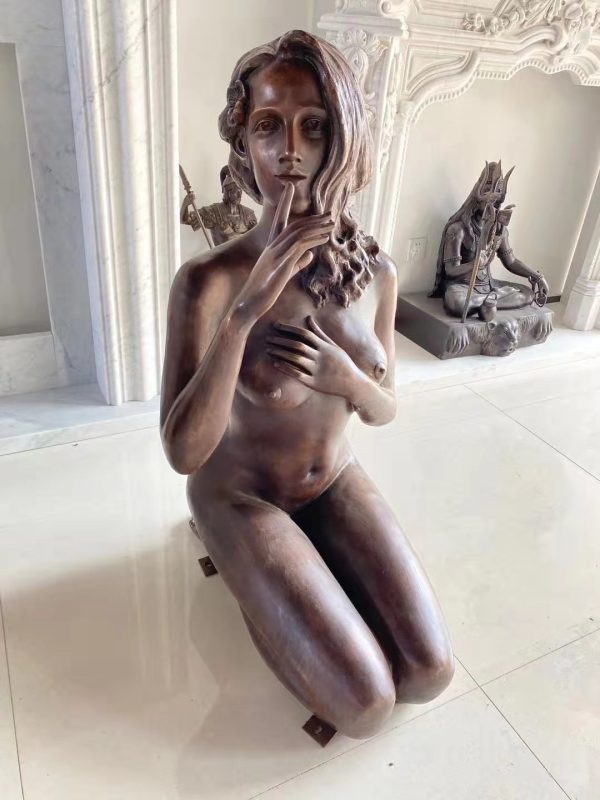 Elegant Lady Kneeling Sculpture