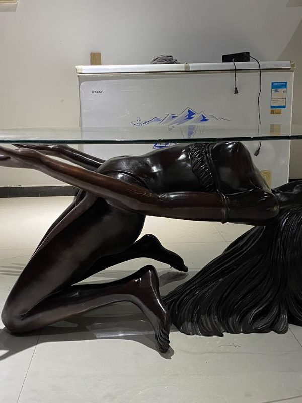 Lady Table: A Sculptural Elegance