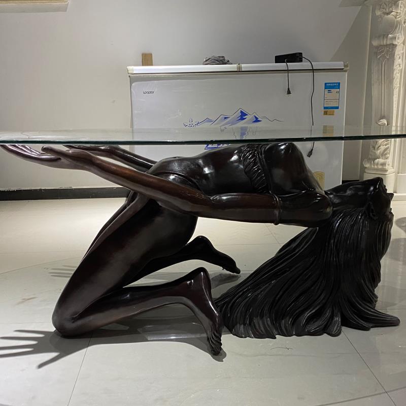 Lady Table: A Sculptural Elegance